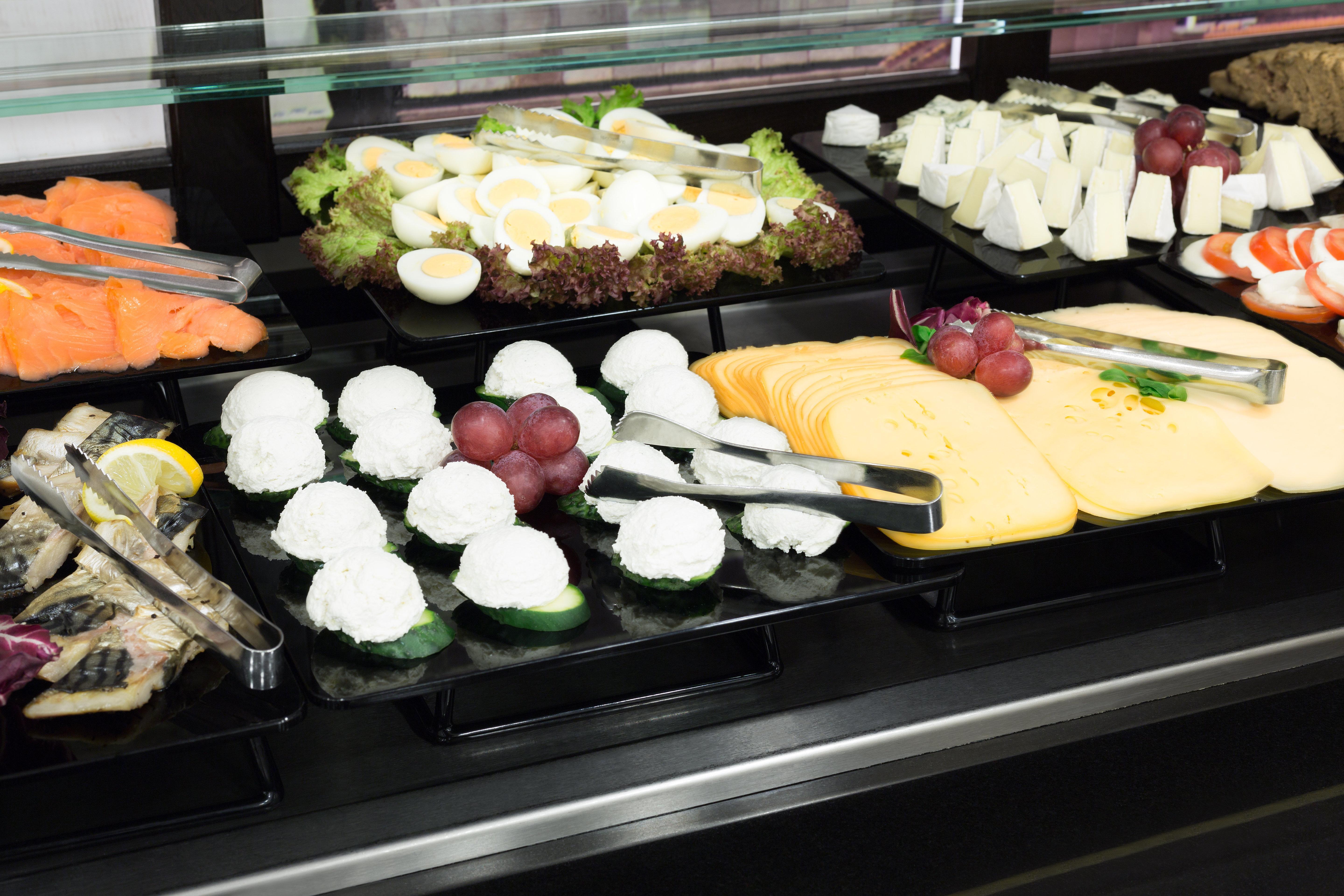 Holiday Inn Krakow City Centre By Ihg Ngoại thất bức ảnh A buffet with a selection of cheeses