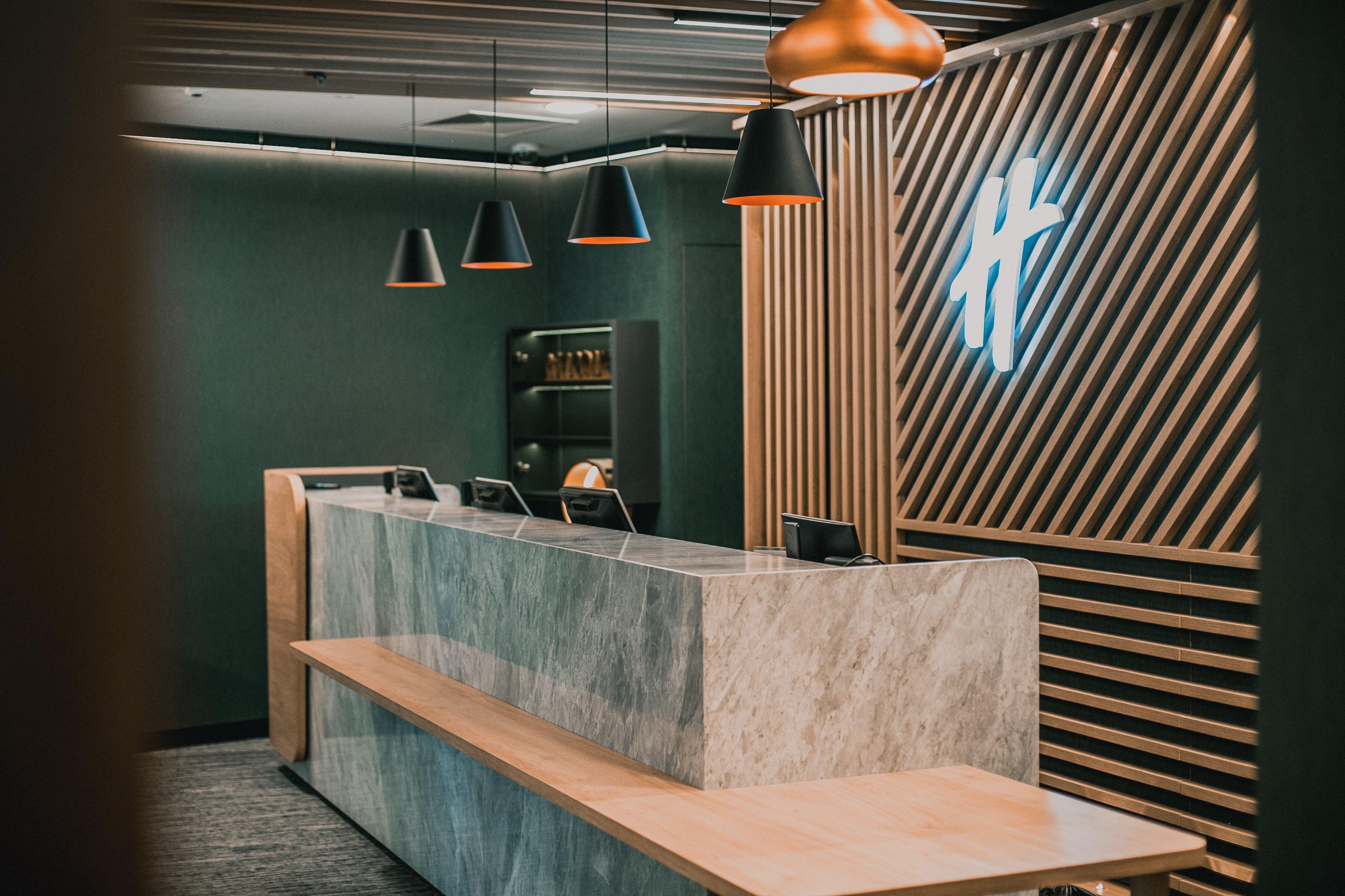Holiday Inn Krakow City Centre By Ihg Ngoại thất bức ảnh Reception desk at the hotel