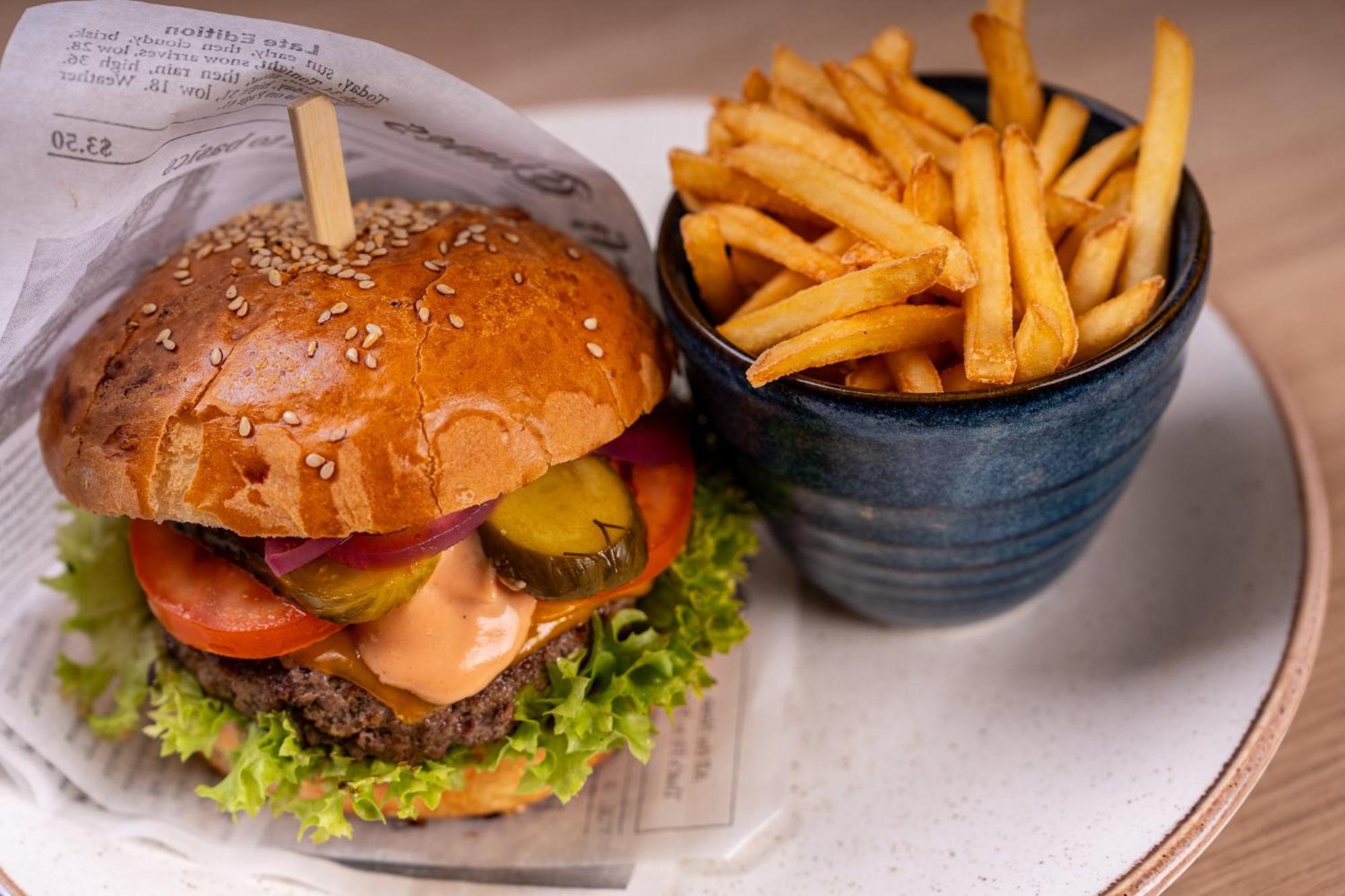 Holiday Inn Krakow City Centre By Ihg Ngoại thất bức ảnh A cheeseburger with chips
