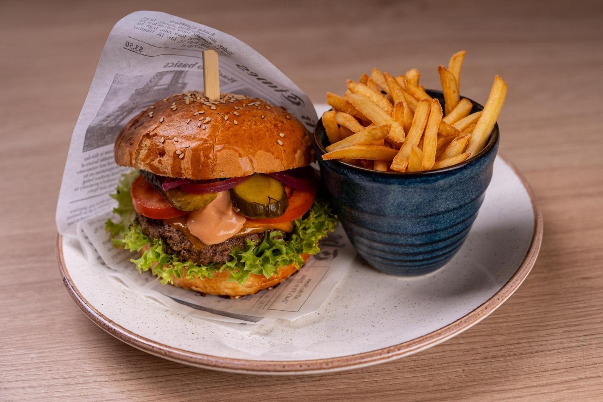 Holiday Inn Krakow City Centre By Ihg Ngoại thất bức ảnh A hamburger with chips