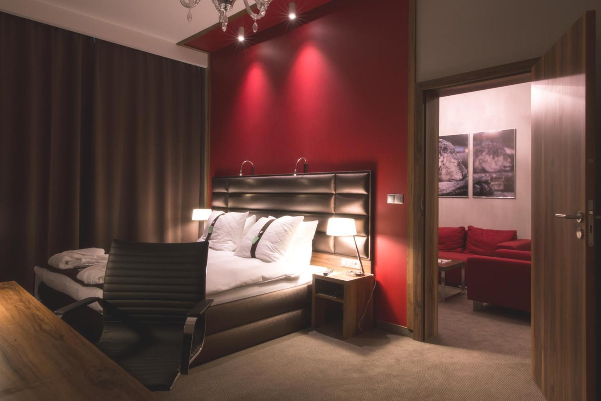 Holiday Inn Krakow City Centre By Ihg Ngoại thất bức ảnh A suite at the Holiday Inn, London - Kensington